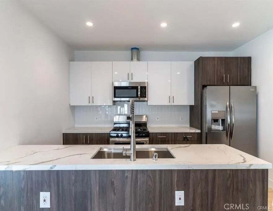 Los Angeles, California, United States 5 - 18562298