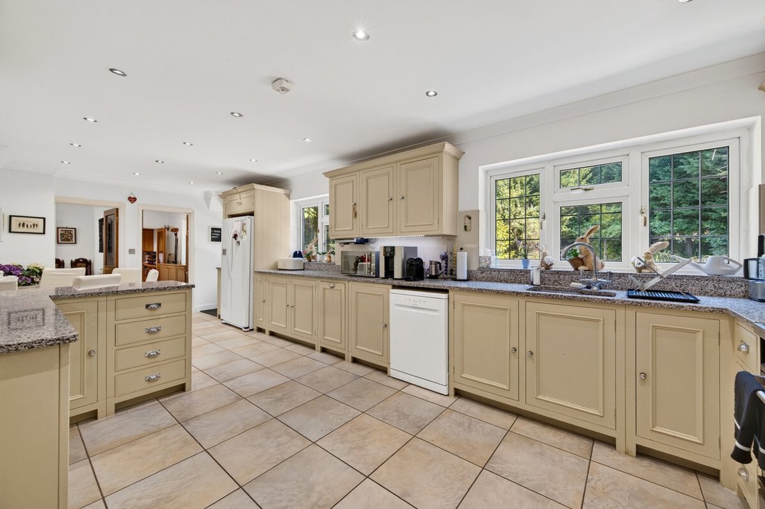 House in Farnham Royal, England 3 - 18565472