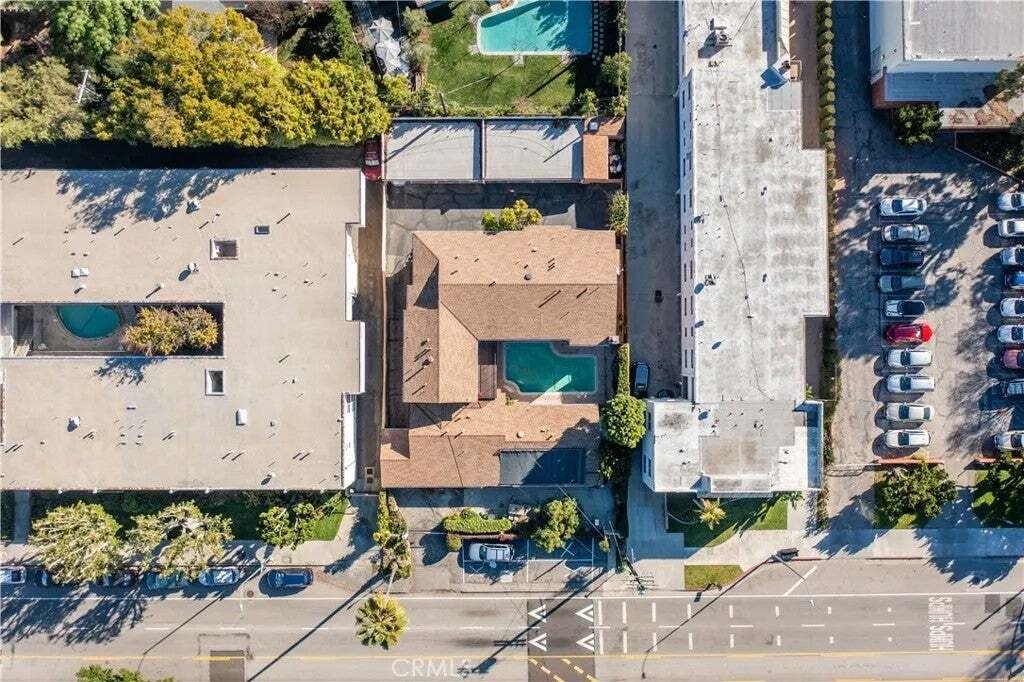 Los Angeles, California, United States 2 - 18562520
