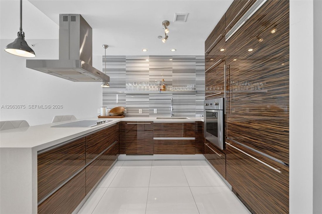 Miami, Florida, United States 4 - 18563069