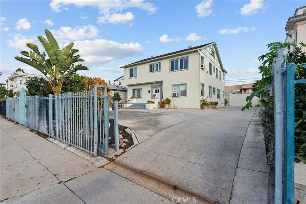 Los Angeles, California, United States 1 - 18562223