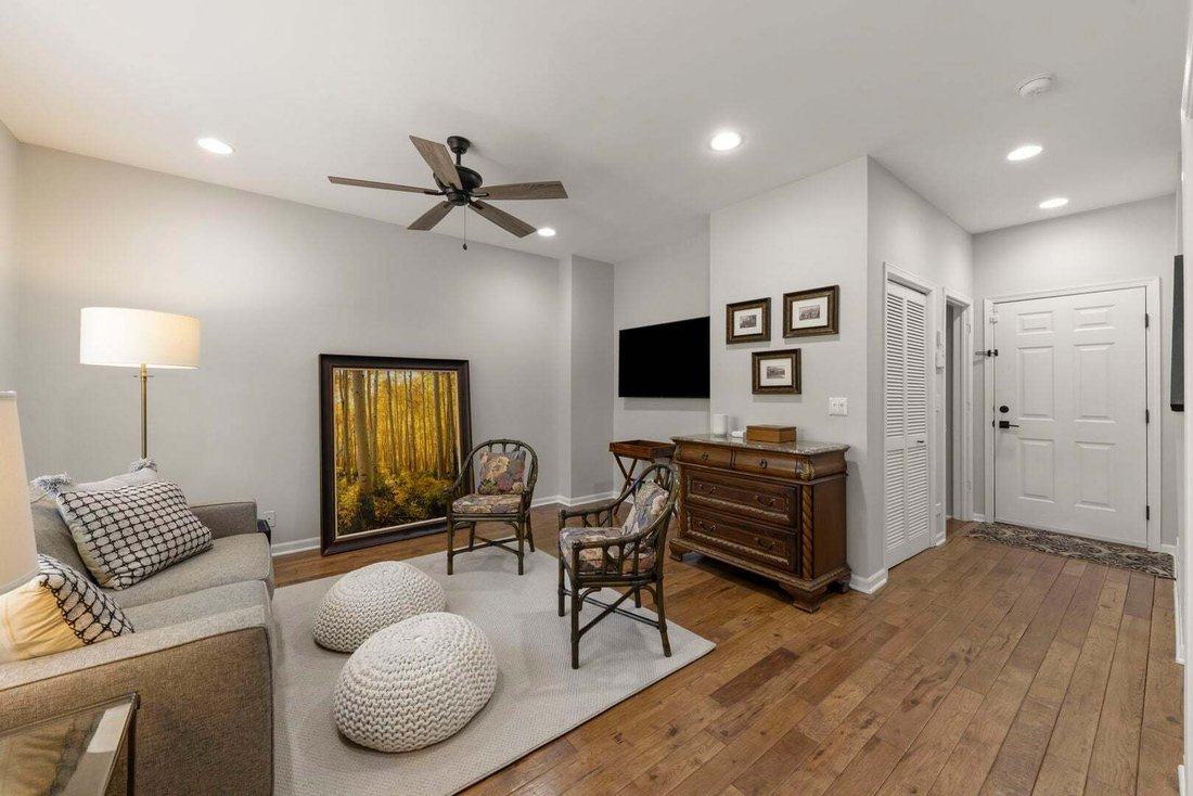 Condo in Wheaton, Illinois, United States 2 - 18559152