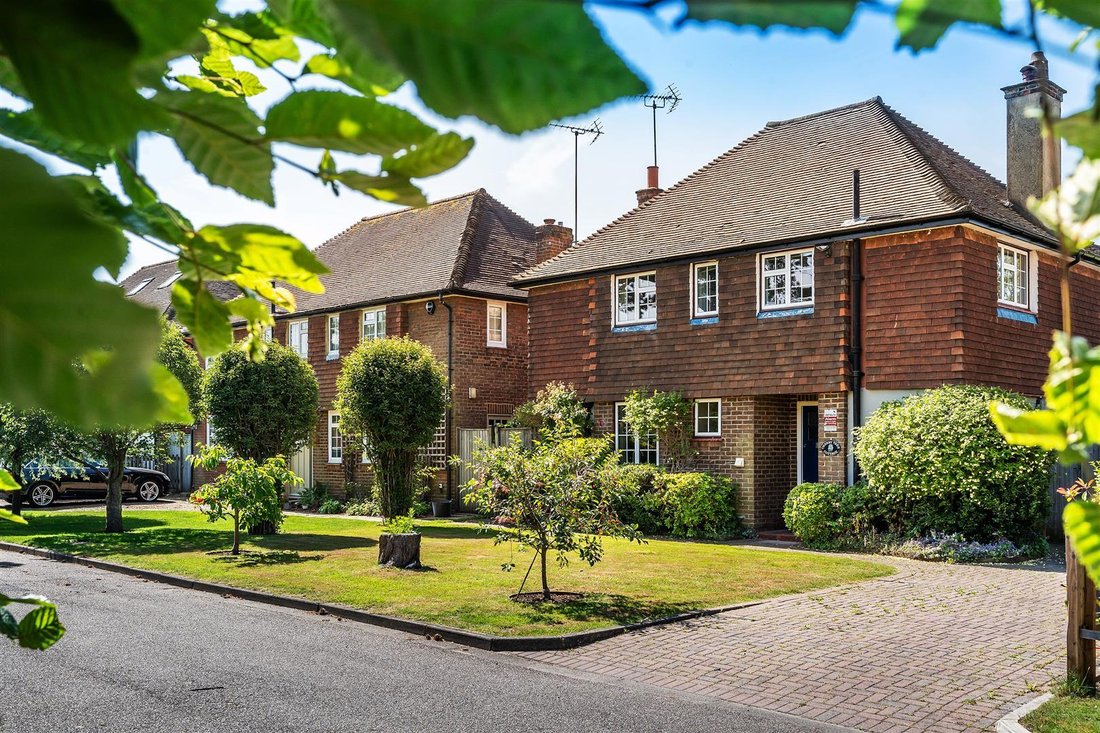 House in Surrey, England 1 - 18293617