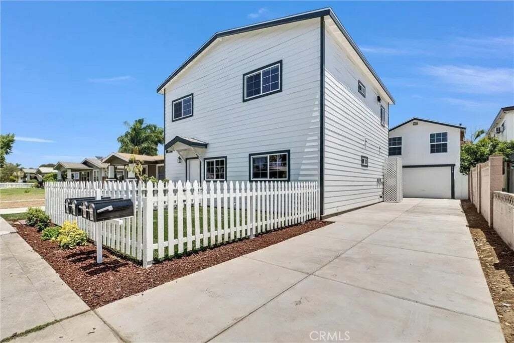 Fullerton, California, United States 3 - 18562225