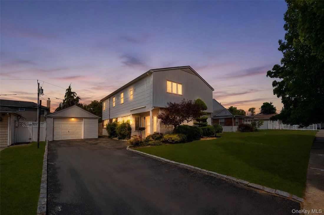 House in East Meadow, New York, United States 1 - 18563063