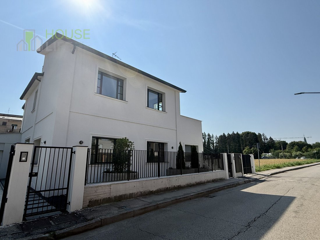 House in Center, Vicenza, Veneto 1 - 18563465