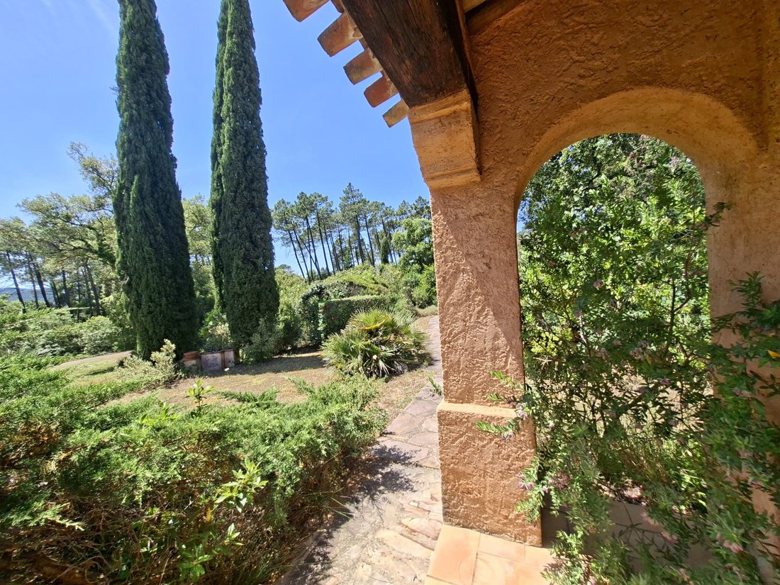 House in Partie Nord-Ferrieres-Cadenades-Rouviere, Le Muy, France 2 - 18565632