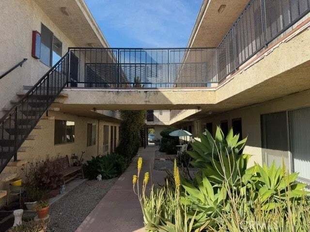 Los Angeles, California, United States 5 - 18562349