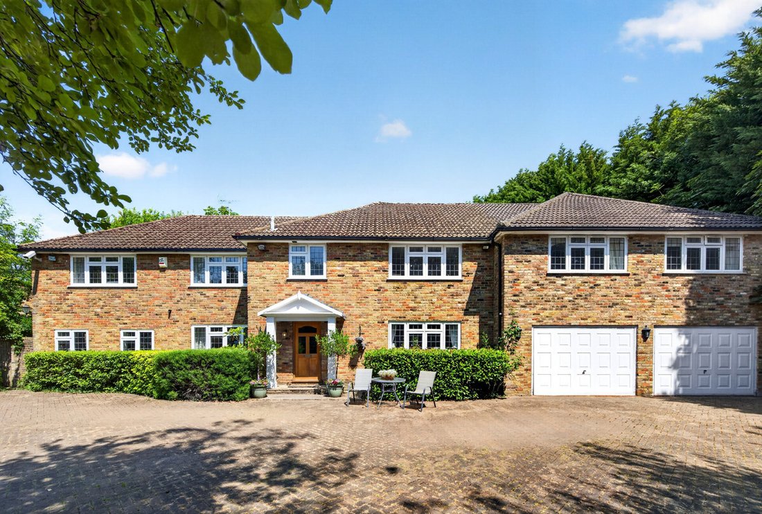 House in Farnham Royal, England 1 - 18565472