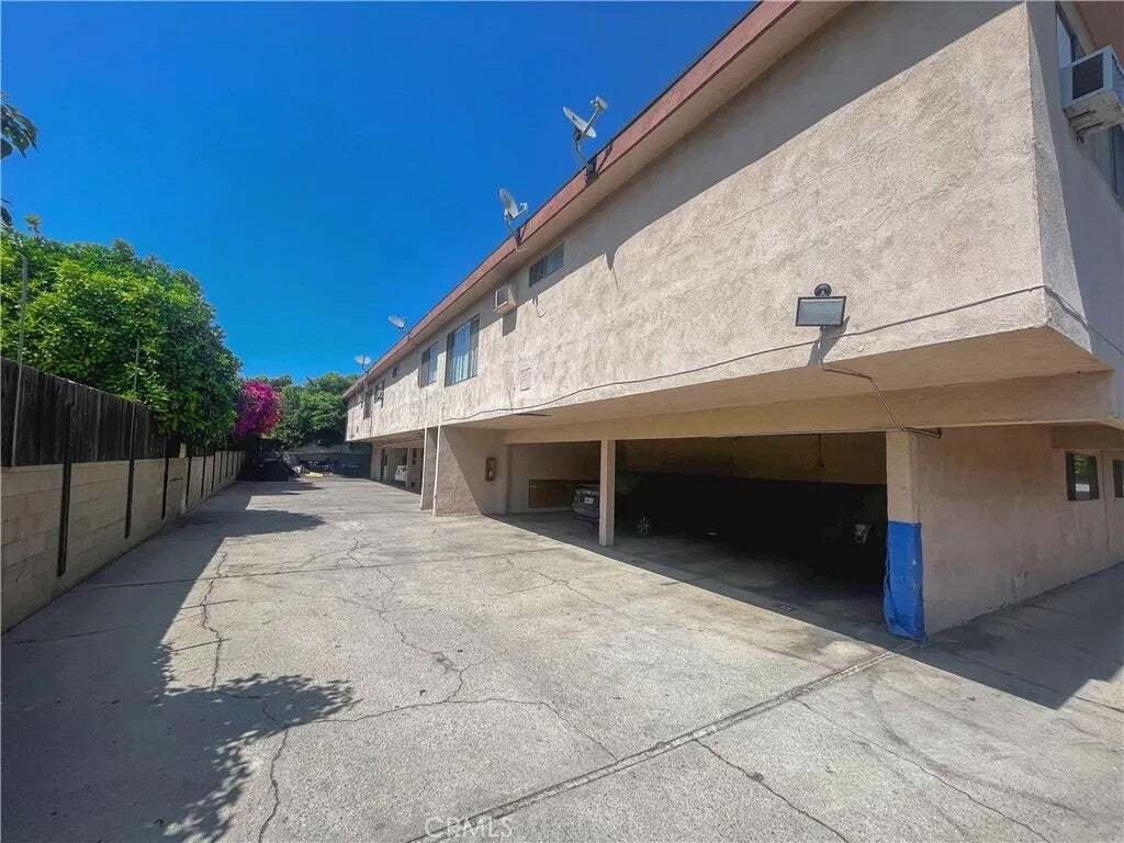 Los Angeles, California, United States 4 - 18562531