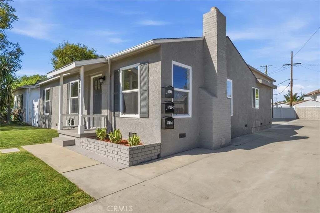 Lakewood, California, United States 1 - 18562295