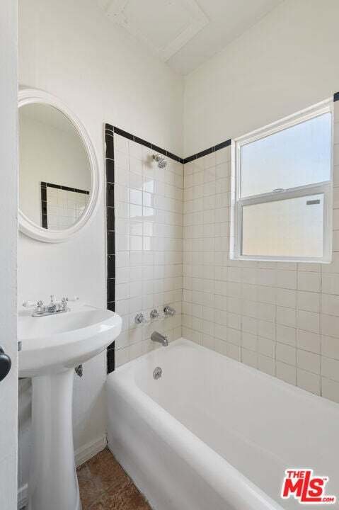 Los Angeles, California, United States 5 - 18561180