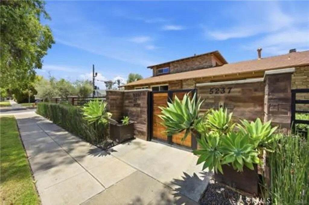 Los Angeles, California, United States 2 - 18562516