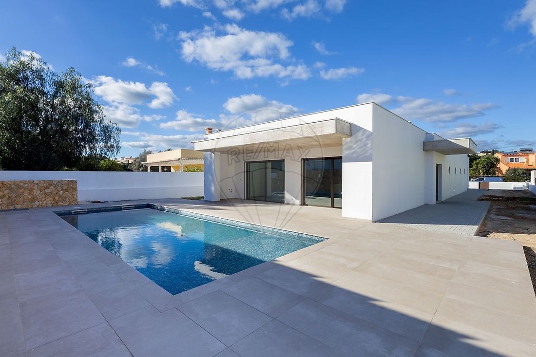 Villa in Mexilhoeira Grande, Algarve, Portugal 2 - 14792364
