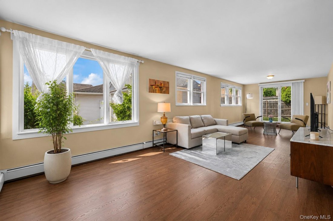 House in East Meadow, New York, United States 4 - 18563063