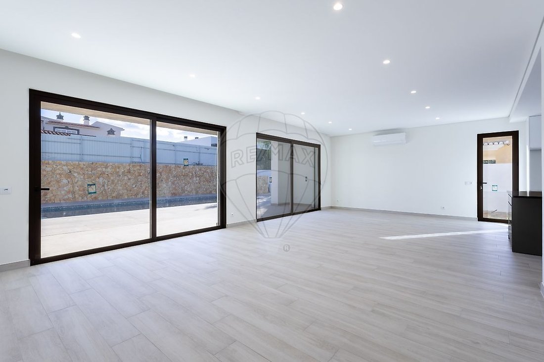 Villa in Mexilhoeira Grande, Algarve, Portugal 3 - 14792364
