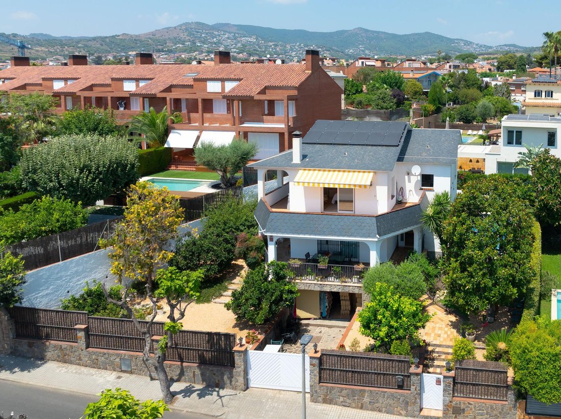 Villa in el Masnou, Catalonia, Spain 1 - 18558641