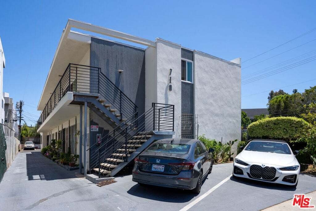Los Angeles, California, United States 3 - 18565276