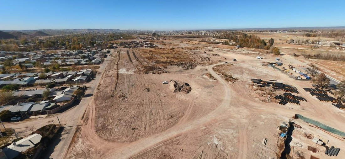 Land in Neuquen, Neuquen, Argentina 1 - 18563044