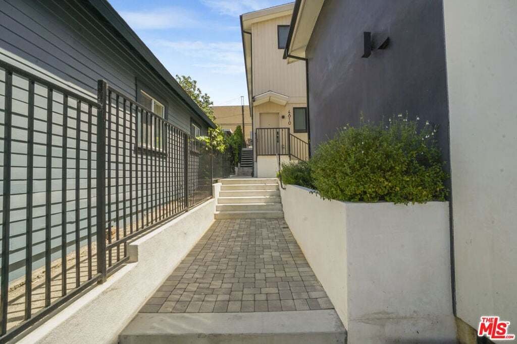 Los Angeles, California, United States 4 - 18561129
