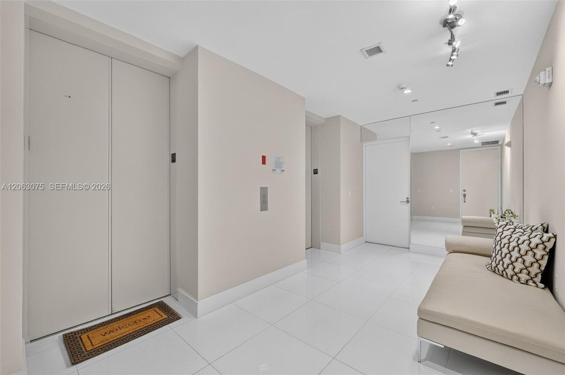 Miami, Florida, United States 2 - 18563069
