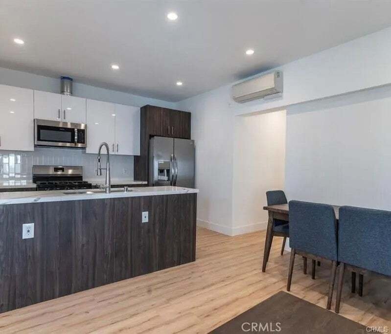 Los Angeles, California, United States 4 - 18562298