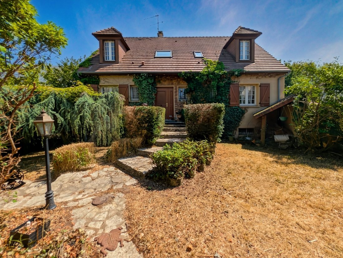 House in Langevin, Saint-Cyr-l'Ecole, France 1 - 18558804