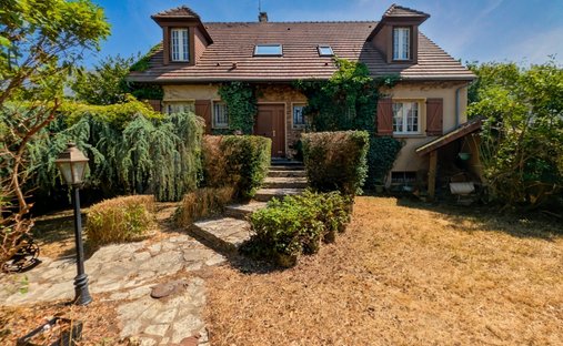 House in Langevin, Saint-Cyr-l'Ecole, France 1
