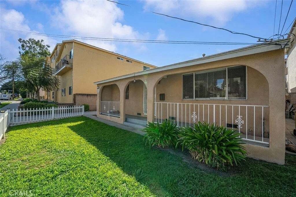 Los Angeles, California, United States 5 - 18559432