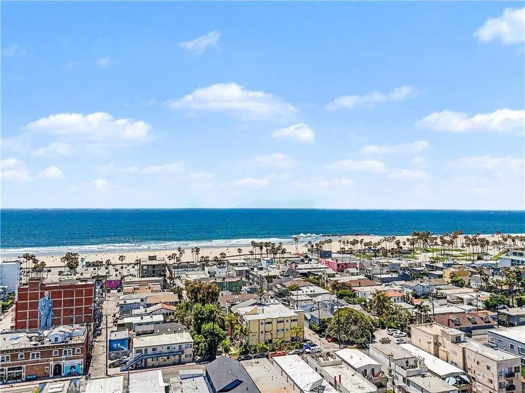 Los Angeles, California, United States 4 - 18562176