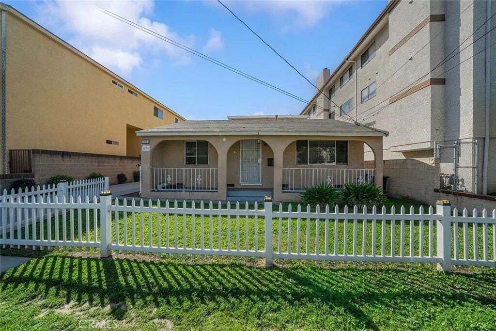 Los Angeles, California, United States 3 - 18559432