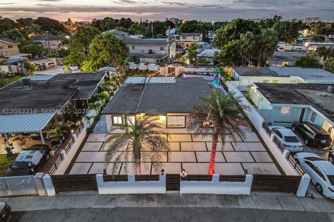 House in Hialeah, Florida, United States 1 - 18562019