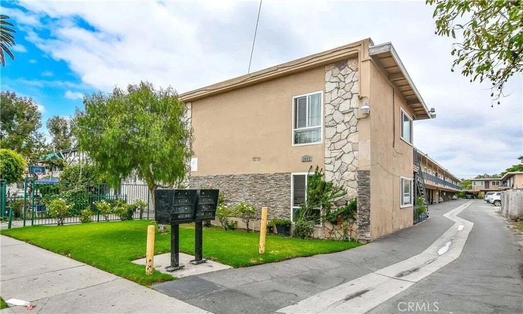 Santa Ana, California, United States 1 - 18559429