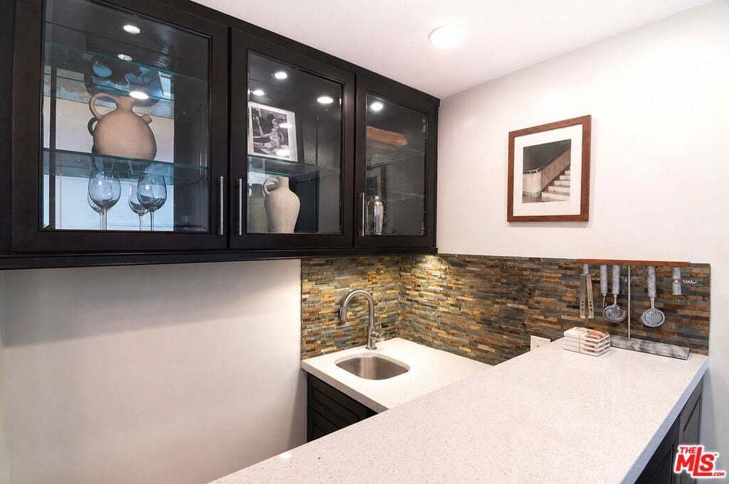 Condo in Los Angeles, California, United States 5 - 18565271