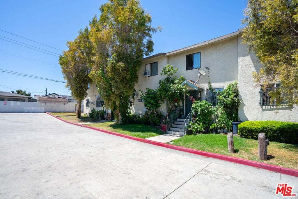 Lynwood, California, United States 5 - 18565262