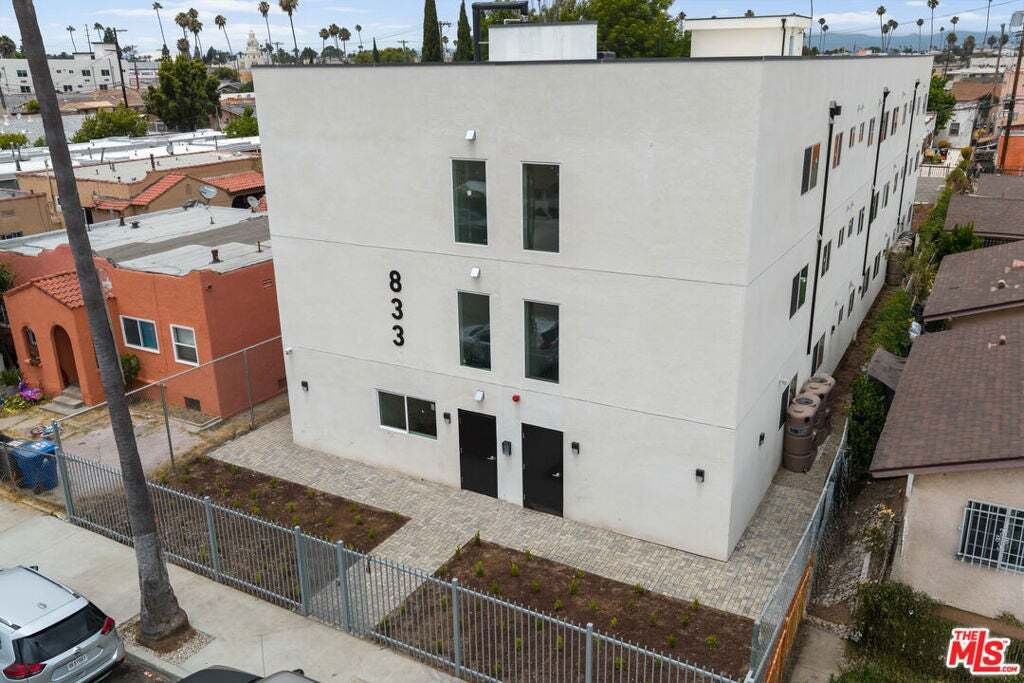 Los Angeles, California, United States 2 - 18565277