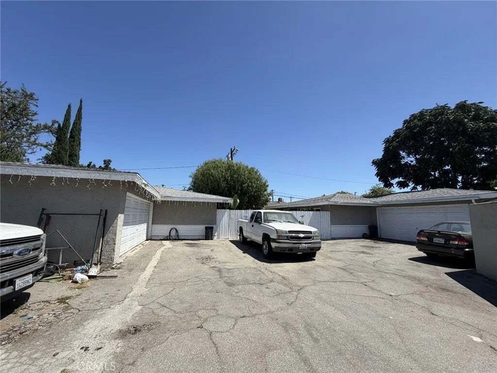 Santa Ana, California, United States 5 - 18559442