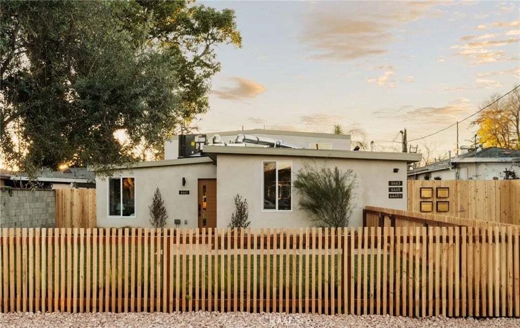 Los Angeles, California, United States 1 - 18562221