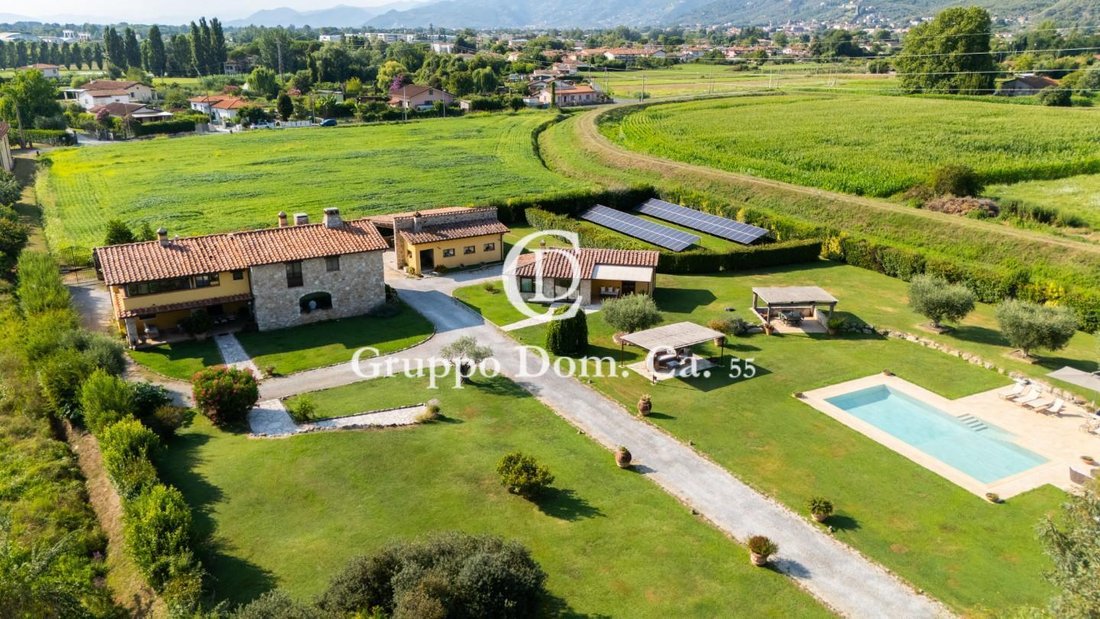 Villa in Pietrasanta, Tuscany, Italy 1 - 18561600