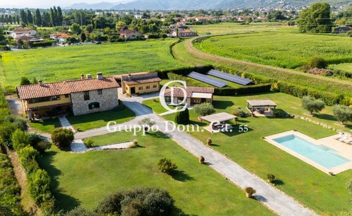 Villa in Pietrasanta, Tuscany, Italy 1