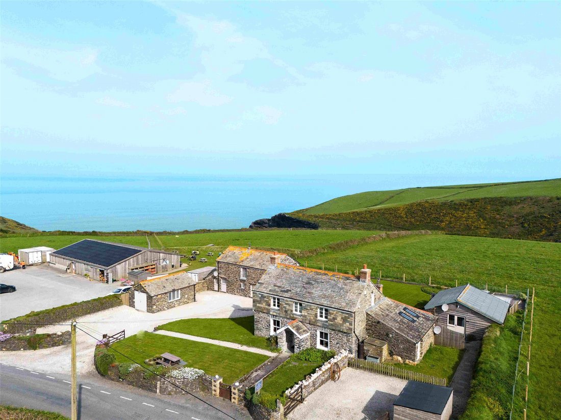 House in Boscastle, England 1 - 18565436