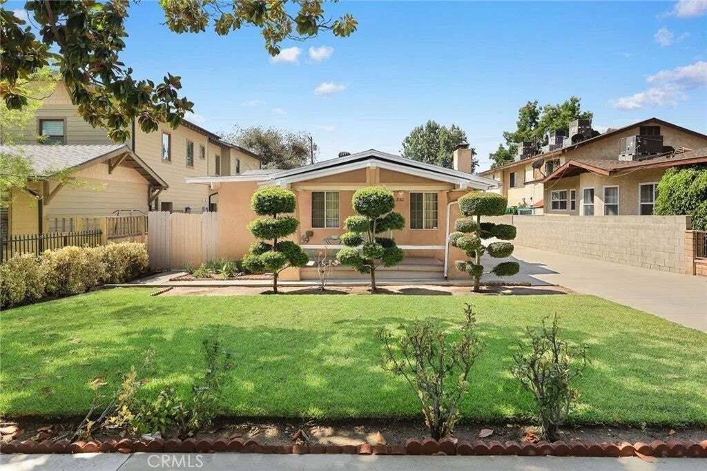 Altadena, California, United States 4 - 18562283