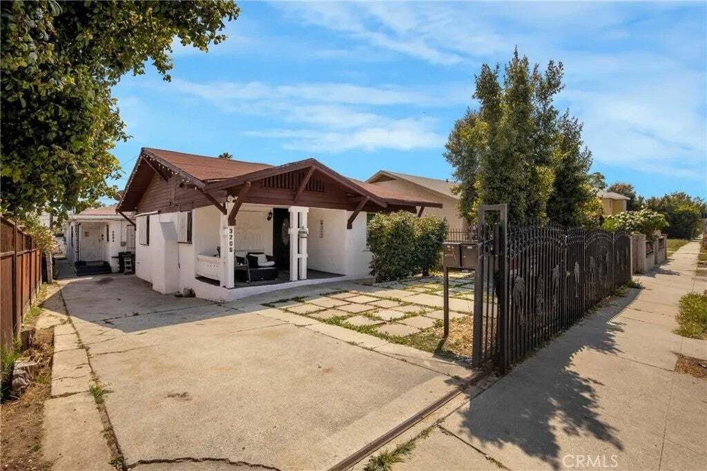 Los Angeles, California, United States 4 - 18559268