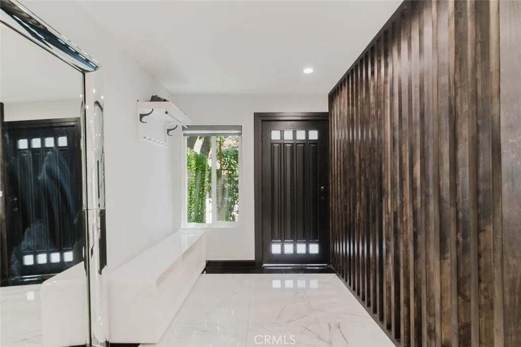 Los Angeles, California, United States 5 - 18562370