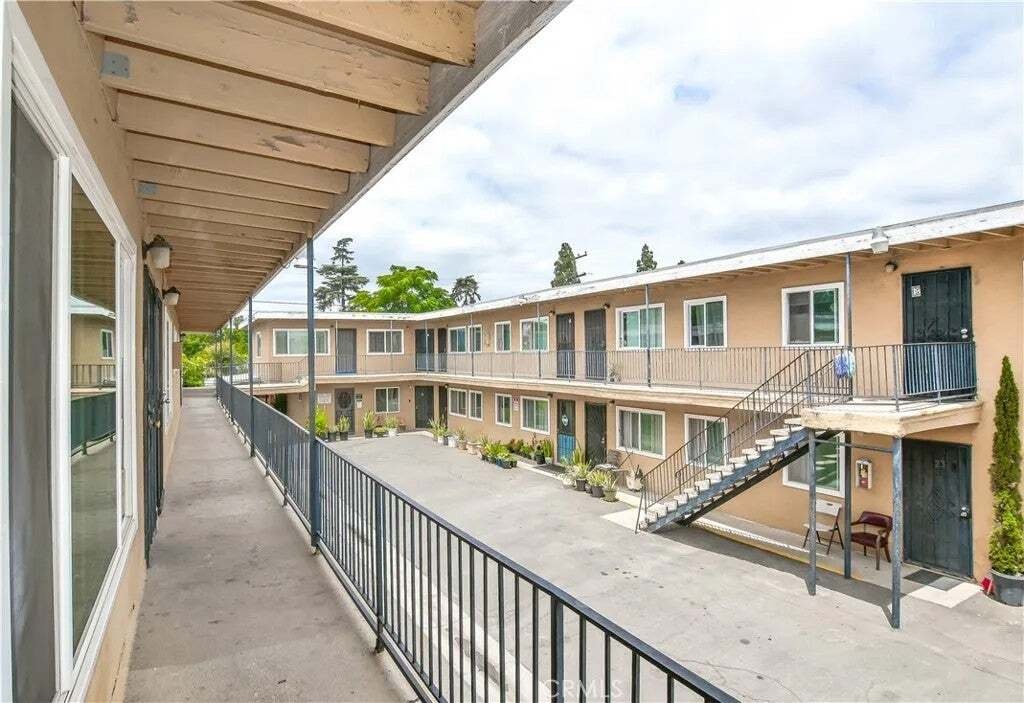 Santa Ana, California, United States 3 - 18559429