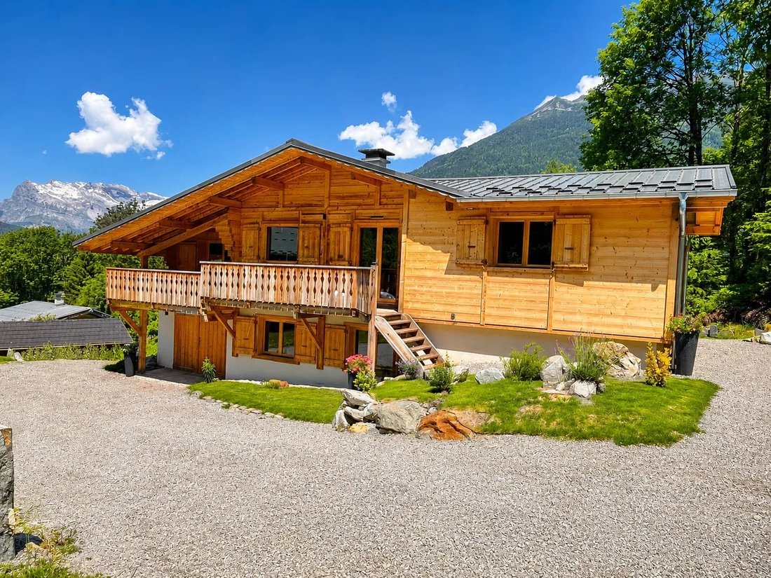 Chalet in Les Houches, Auvergne-Rhône-Alpes, France 2 - 18559852