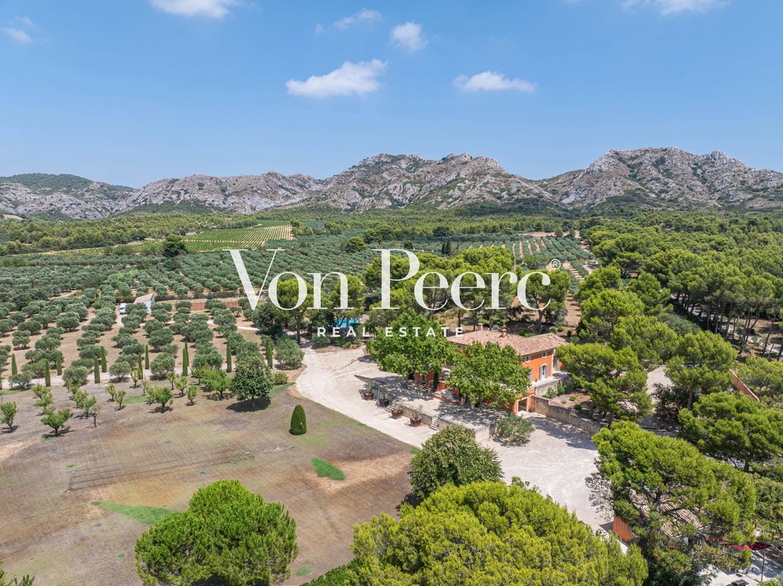 Estate in Les Baux-de-Provence, Provence-Alpes-Côte d'Azur, France 1 - 16712655
