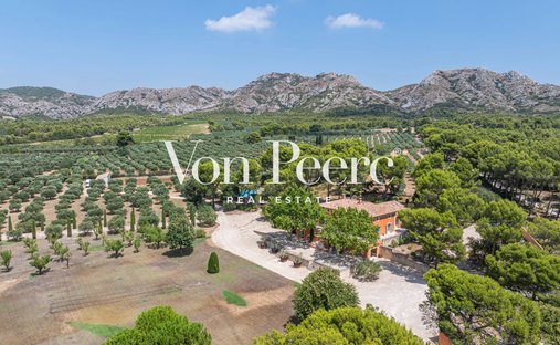Estate in Les Baux-de-Provence, Provence-Alpes-Côte d'Azur, France 1