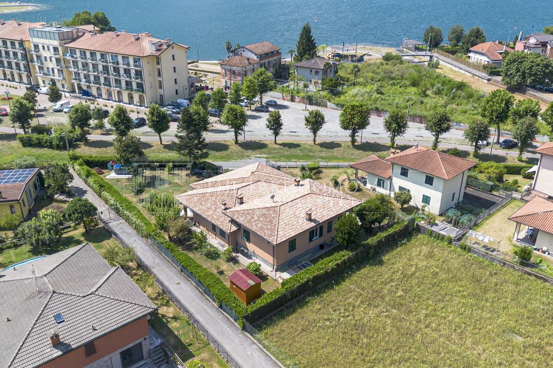 Villa in Porlezza, Lombardy, Italy 1 - 18559765
