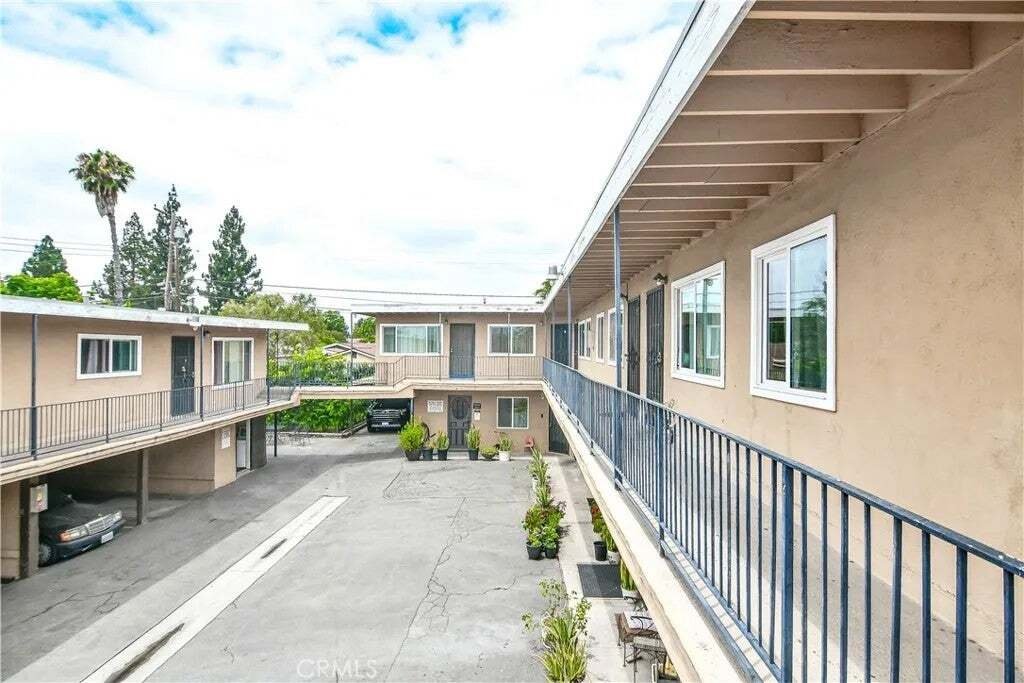 Santa Ana, California, United States 4 - 18559429